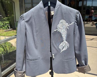 Blazer gris con estampado de sirena