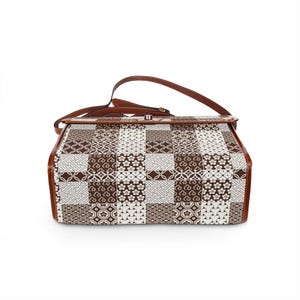 Wodoodporna torba płócienna w neutralny wzór patchworkowy | Brązowa torba z geometrycznym wzorem zdjęcie 5