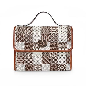 Könnte beinhalten: Handgefertigtes Holzschild mit dem handgeschriebenen Wort "Welcome". Das weiß lackierte Schild hat einen Used-Look und ein kleines grünes Blatt. Für die Inneneinrichtung.