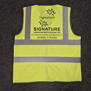 Puede incluir: Un chaleco de seguridad amarillo con rayas reflectantes plateadas y un logotipo negro que dice "Signature Landscaping & Design LTD" con la direcci&oacute;n del sitio web "www.signaturelandscaping.design@outlook.com" y el n&uacute;mero de tel&eacute;fono "07450 175450".