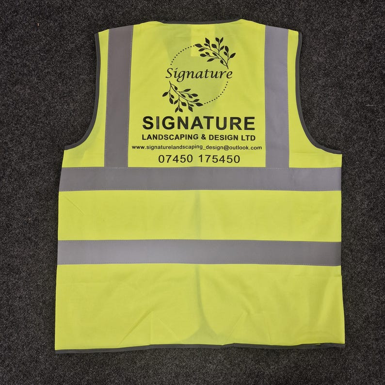 Puede incluir: Un chaleco de seguridad amarillo con rayas reflectantes plateadas y un logotipo negro que dice "Signature Landscaping & Design LTD" con la direcci&oacute;n del sitio web "www.signaturelandscaping.design@outlook.com" y el n&uacute;mero de tel&eacute;fono "07450 175450".