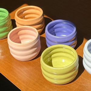 Tasse de poterie en céramique ondulée faite à la main Tasse à bulles colorée Verres modernes Cadeau unique Tasse colorée Poterie Verres en céramique image 4