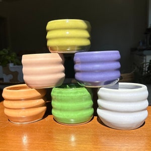 Tasse de poterie en céramique ondulée faite à la main Tasse à bulles colorée Verres modernes Cadeau unique Tasse colorée Poterie Verres en céramique image 5