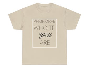 以下が含まれることがあります： ベージュのTシャツに黒い文字で「REMEMBER WHO TF YOU ARE」と印刷されています。