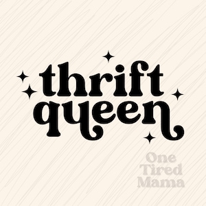 Op de afbeelding: Zwarte tekst op een crèmekleurige achtergrond leest "thrift queen" in een vet, retro lettertype, met sterretjes. De woorden "One Tired Mama" staan in een lichter lettertype eronder.