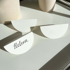 Namensschild Hochzeit, halbrunde Platzkarten, moderne Tischkarten, halfmoon placecards, Naturpapierkarten, Platzkarten zum Selbstbeschriften