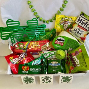 Può includere: Un cesto regalo per il giorno di San Patrizio pieno di occhiali da sole verdi a forma di trifoglio, una collana di trifogli e vari snack come Lucky Charms, Skittles e Pringles. Il cesto include una varietà di caramelle e dolcetti.