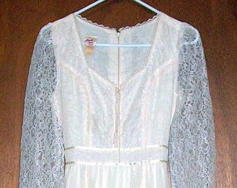 VTG Beautiful Candie Jones Cream Colored Prairie Dress w/Tie Bodice, Lace Sleeves & Accents-9