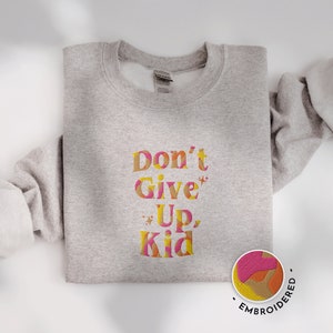 Sweat brodé citation self care Don't Give Up , pull pensée positive broderie colorée, message bienveillant sweat-shirt self love club