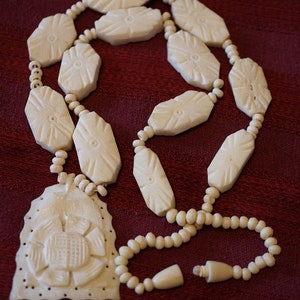 Art Deco, Hand Carved Bone Necklace 1930&#39;s