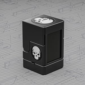 Könnte beinhalten: Schwarze rechteckige Box mit einem weißen Totenkopf-Emblem auf der Oberseite und der Seite. Die Box hat ein Scharnierdesign und eine matte Oberfläche. Der Hintergrund ist eine graue Oberfläche mit einem Blaupausenmuster.