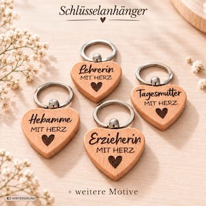Könnte beinhalten: Vier herzförmige Holzschlüsselanhänger mit silbernen Metallringen. Jeder Anhänger ist mit dem Text 'MIT HERZ' und einem Herzsymbol sowie den Wörtern 'Lehrerin', 'Tagesmutter', 'Hebamme' oder 'Erzieherin' graviert. Darüber steht der Text 'Schlüsselanhänger'.