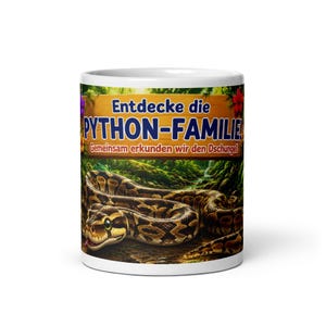 Może przedstawiać: Biały ceramiczny kubek z ilustracją węża i napisem "Entdecke die PYTHON-FAMILIE!" w kolorze niebieskim i żółtym. Kubek ma tło w stylu dżungli z zielonymi liśćmi i kwiatami.