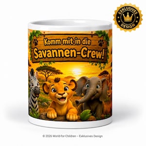 Pode incluir: Uma caneca de cerâmica branca com uma cena colorida da savana, apresentando uma zebra, um filhote de leão e um filhote de elefante. Acima dos animais, há uma placa de madeira com o texto "Komm mit in die Savannen-Crew!" e um selo dourado.