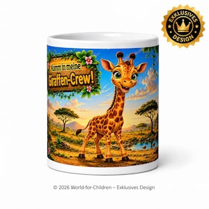 Op de afbeelding: Een witte keramische mok met een cartoon giraf in een savannelandschap met bomen en een kleine vijver. Een houten bord aan de linkerkant toont de tekst "Komm in meine Giraffen-Crew!" en een gouden zegel rechtsboven leest "EXKLUSIVES DESIGN".