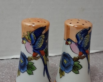 Saliera e pepiera vintage in lusterware, con decorazione colorata di uccelli e fiori, prodotte in Giappone.