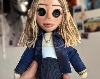 Muñeca de ojos de botón personalizada y hecha a mano: Regalo de muñeca artística personalizada (Estilo 2)