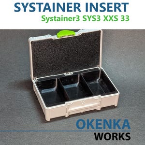 Può includere: Inserto Systainer bianco con tre scomparti neri. La custodia aperta ha una maniglia verde e un interno in schiuma nera. I testi "SYSTAINER INSERT" e "Systainer3 SYS3 XXS 33" sono visibili.