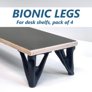 Könnte beinhalten: Ein Schreibtischregal mit schwarzer Oberseite und Holzseiten, das von schwarzen, eckigen Beinen getragen wird. Der Text "BIONIC LEGS For desk shelves, pack of 4" wird oben im Bild angezeigt.