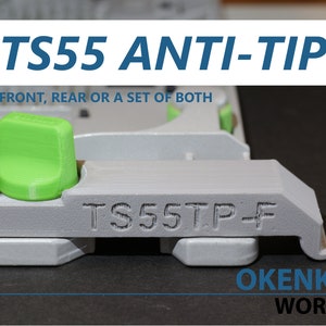 Peut inclure: Un dispositif anti-basculement TS55 gris et vert pour une scie à rail. Le dispositif a un bouton vert et le texte "TS55TP-F" est imprimé sur le côté. Le texte "OKENKA WORKS" est imprimé sur le dessous.