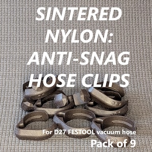 Może przedstawiać: Rustykalny drewniany znak z napisem "Welcome to our home" w białych literach. Znak ma postarzaną powierzchnię i prosty, zachęcający design, idealny na ganek lub do wejścia.