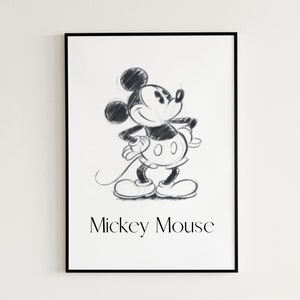 Pode incluir: Esbo&ccedil;o em preto e branco do Mickey Mouse em uma pose cl&aacute;ssica, com o texto "Mickey Mouse" abaixo da imagem.