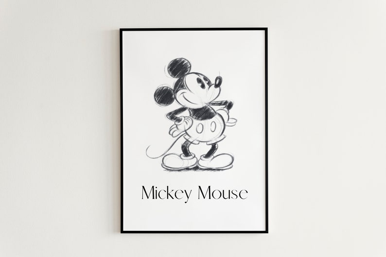 Pode incluir: Esbo&ccedil;o em preto e branco do Mickey Mouse em uma pose cl&aacute;ssica, com o texto "Mickey Mouse" abaixo da imagem.