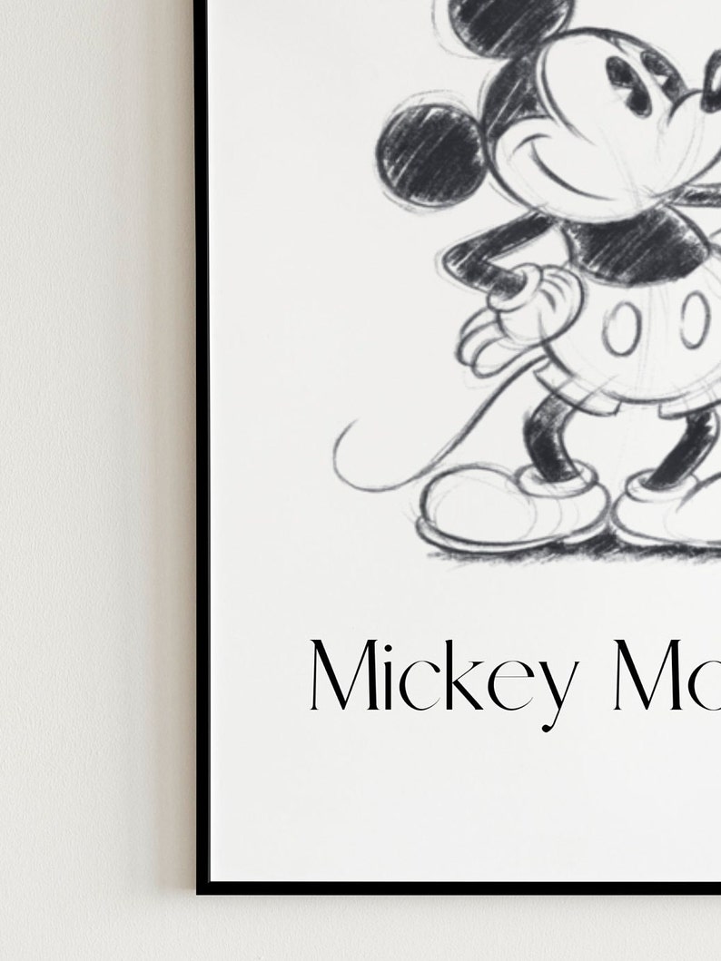 Pode incluir: Esbo&ccedil;o a l&aacute;pis preto e branco do Mickey Mouse, com o texto "Mickey Mouse" abaixo da imagem.