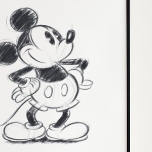 Pode incluir: Esbo&ccedil;o a l&aacute;pis preto e branco do Mickey Mouse, um personagem de desenho animado, com o texto "Mickey Mouse" abaixo da imagem.