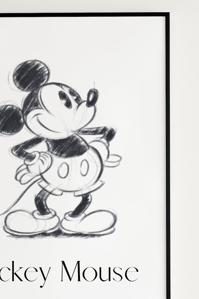 Pode incluir: Esbo&ccedil;o a l&aacute;pis preto e branco do Mickey Mouse, um personagem de desenho animado, com o texto "Mickey Mouse" abaixo da imagem.