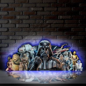 Könnte beinhalten: Star Wars-Wandkunst mit Darth Vader im Zentrum, umgeben von anderen Charakteren und Fahrzeugen aus der Franchise. Das Kunstwerk hat einen blauen Neon-Glow-Effekt vor einem Backsteinmauer-Hintergrund.