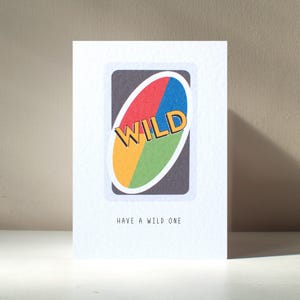 Wild One - A6-kaartspel Family Fued Older Old Rude Silly Funny Pun Happy Birthday Love-wenskaart - Gratis personalisatie