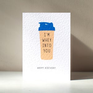 I'm Whey Into You - A6 Gym Whey Protein Gewichte Fitness Übung Lustig Wortspiel Alles Gute zum Geburtstag Liebe Grußkarte - Kostenlose Personalisierung