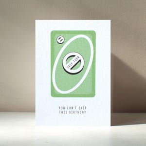 Salta quest'anno - Biglietto d'auguri con gioco di carte A6 "Family Fued" che invecchia, vecchio, maleducato, sciocco, divertente, gioco di parole, buon compleanno, amore - Personalizzazione gratuita