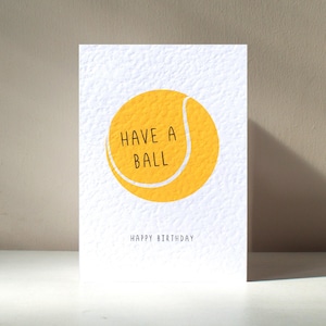 Have a Ball - A6 tennisbal sportspel grappige woordspeling gelukkige verjaardag liefdeswenskaart - gratis personalisatie