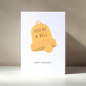 You're a Bell - A6 Emoji Cheeky Rude Funny Pun Happy Birthday Love-wenskaart - gratis personalisatie