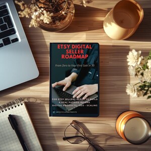 Peut inclure: Un livre intitulé "ETSY DIGITAL SELLER ROADMAP" avec le texte "From Zero to Your First Sale in 30 Day" et "FOR ETSY SELLERS READY TO BUILD A REAL PASSIVE INCOME DIGITAL PRODUCTS SEO SCALING". Le livre est sur une surface en bois avec un ordinateur portable, un carnet, des lunettes et des fleurs.