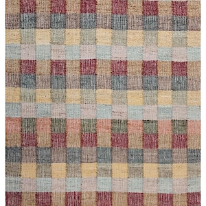 Può includere: Un tappeto rettangolare con un motivo a scacchi nei toni del rosso, beige, giallo e blu. Il tappeto ha un bordo sfrangiato e una trama tessuta. Il design è una griglia di quadrati, che crea un aspetto geometrico.