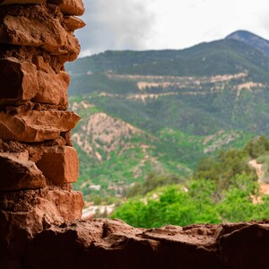 Paesaggio delle abitazioni sulla scogliera di Manitou