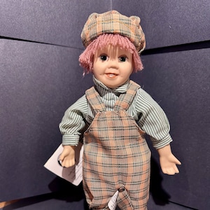 Americana Collectie Handgeschilderd Porselein CHARLES Pop w / Geboorteakte en Metalen Standaard