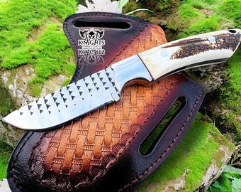 Cuchillo de acero de escofina personalizado y hecho a mano: mango de asta de ciervo y funda de cuero.