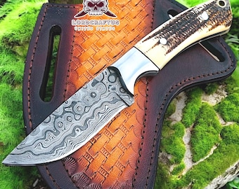 Cuchillo de acero de Damasco personalizado y hecho a mano: mango de asta de ciervo y funda de cuero.