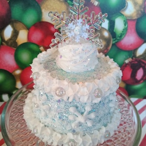 Faux Snowflake Christmas Cake: Winter Holiday Decor