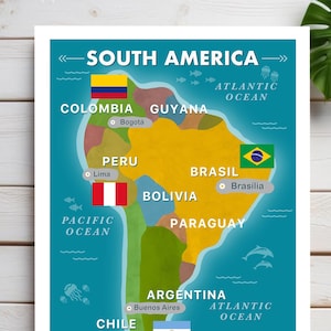 Può includere: Una mappa colorata del Sud America con i contorni dei paesi, le bandiere e le capitali. Il testo "SOUTH AMERICA" è in alto e "COUNTRY, CAPITAL AND FLAG" in basso. Gli oceani Atlantico e Pacifico sono indicati.