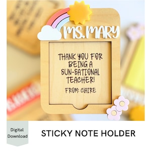 Könnte beinhalten: Ein hölzerner Haftnotizhalter mit einem Regenbogen- und Sonnenmotiv. Der Halter hat Platz für eine personalisierte Nachricht und lautet "MS. MARY THANK YOU FOR BEING A SUN-SATIONAL TEACHER! FROM: CLAIRE".