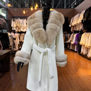Handgefertigte Weiss Fuchs & Alcantara Mantel mit Gürtel