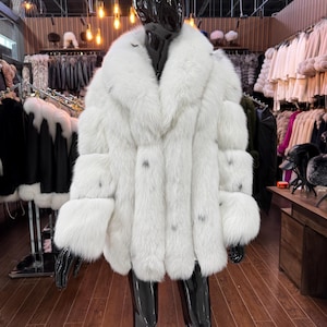 Dalmatian White Fox Fur Jacket: Luxury Woman&#39;s Fur Coat