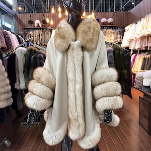 Beiger Kaschmir Poncho mit Echt Fuchspelz | Luxus Winter Wrap | Eleganter neutraler Umhang-Schal für Damen