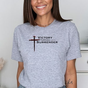 Seger genom kapitulation, herr- och damunisex mjuk t-shirt bild 1