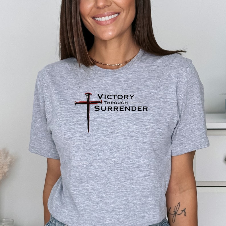 Seger genom kapitulation, herr- och damunisex mjuk t-shirt bild 1